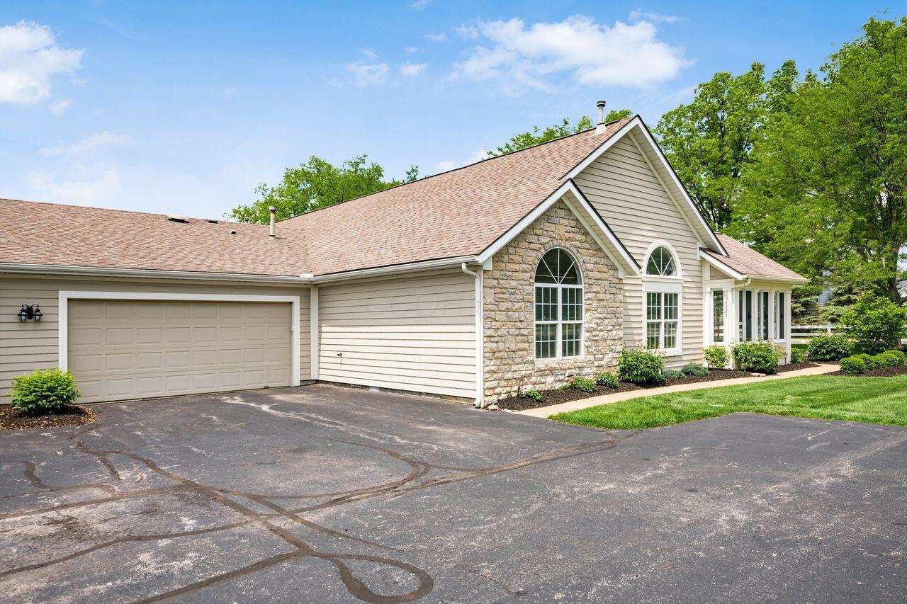 6323 Pinehurst Pointe, Westerville, Ohio image 2