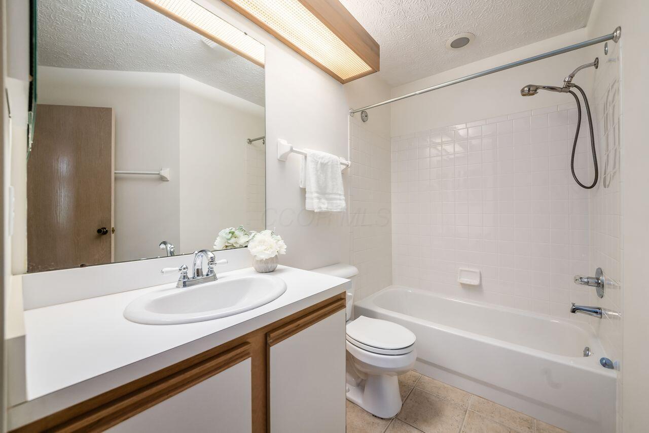 6323 Pinehurst Pointe, Westerville, Ohio image 26