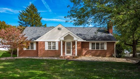 Photo of 2728 W Ridgewood Circle, Zanesville, OH 43701 (MLS # 225040333)