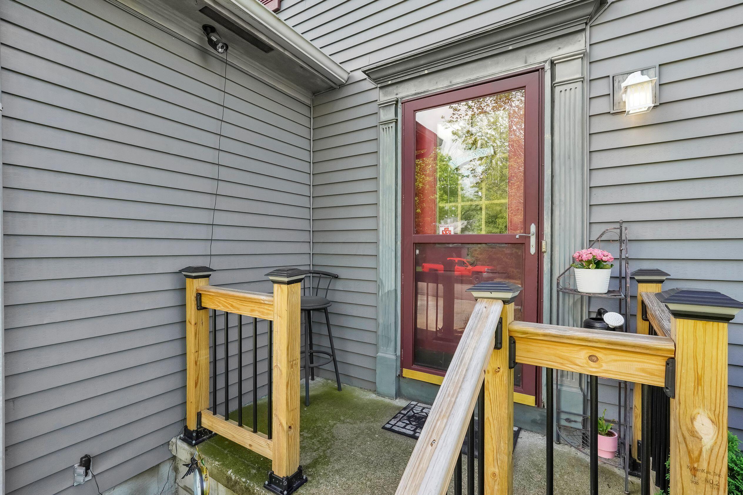 527 Warwick Lane
