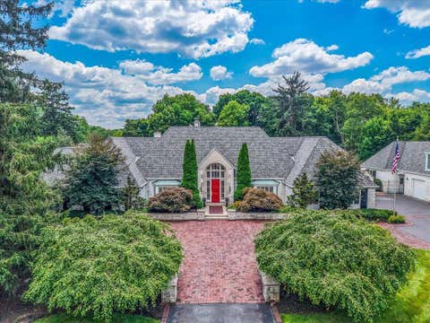 Photo of 2777 Mccoy Road, Upper Arlington, OH 43220 (MLS # 226029601)