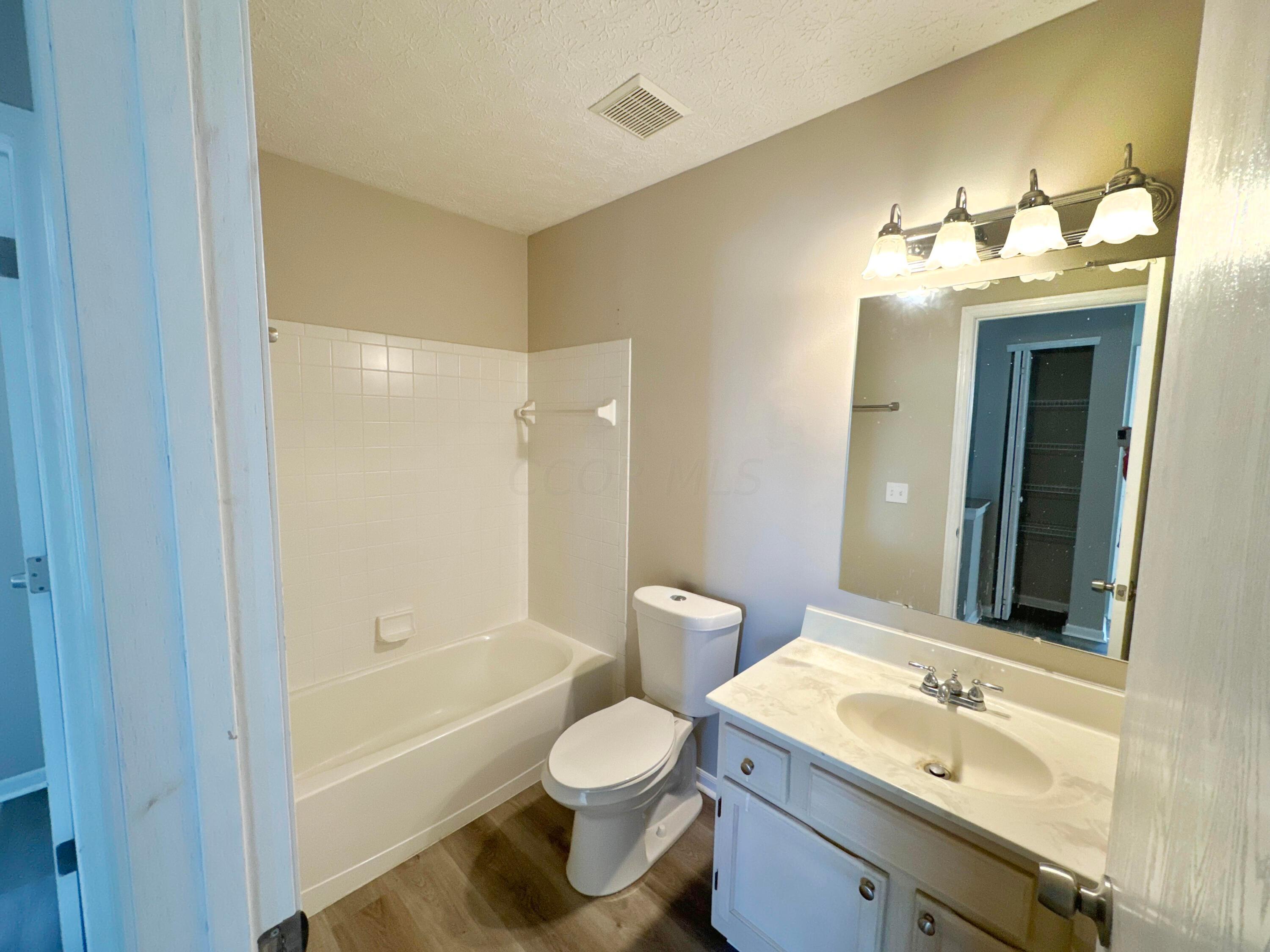 6377 Pinefield Drive, Hilliard, Ohio image 13