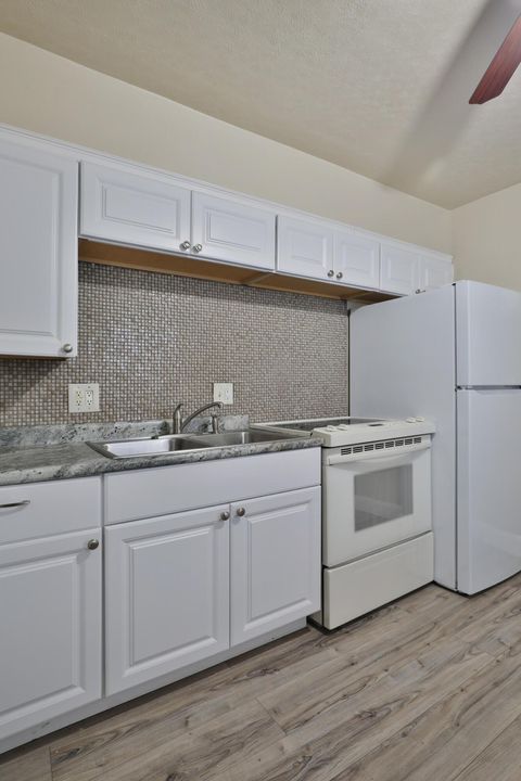 Tiny photo for 957 E 17th Avenue, Columbus, OH 43211 (MLS # 226002753)