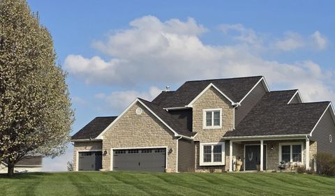 Photo of 1938 W Glenhurst Drive NW, Lancaster, OH 43130 (MLS # 226018880)