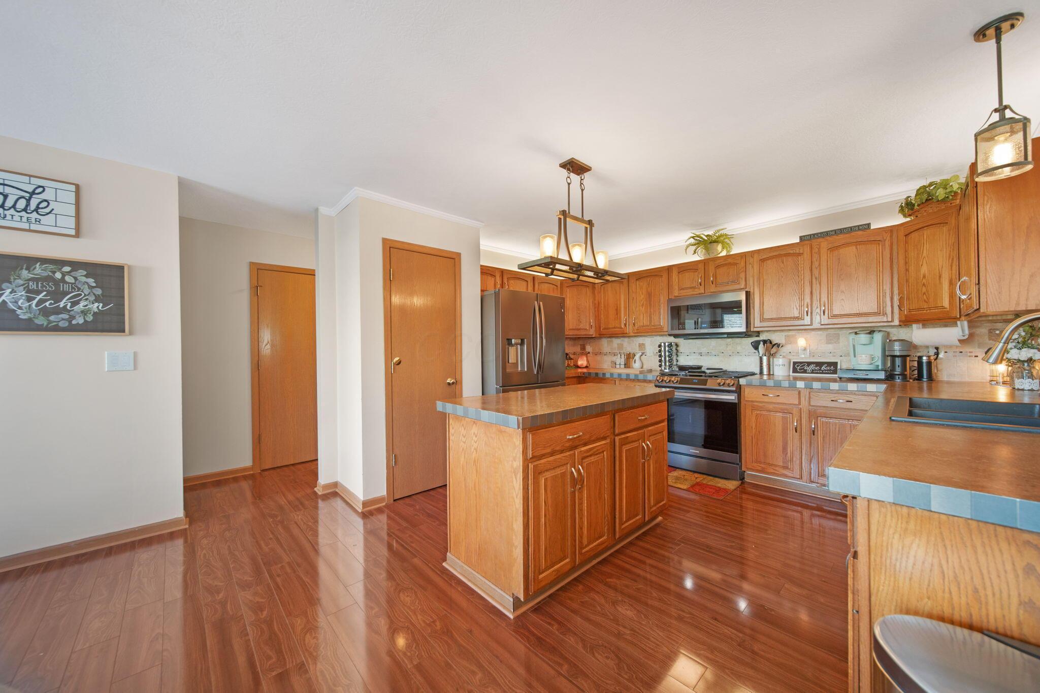 6055 Peridot Street, Grove City, Ohio image 17
