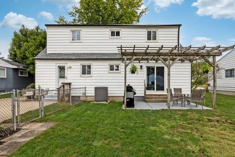 Tiny photo for 695 Island Court, Columbus, OH 43214 (MLS # 226036285)