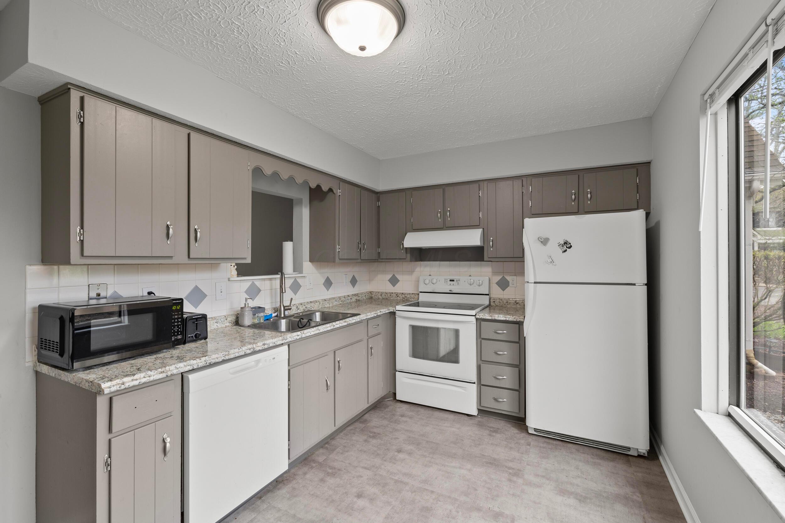 3018 Cooper Bluff Drive, Columbus, Ohio image 6