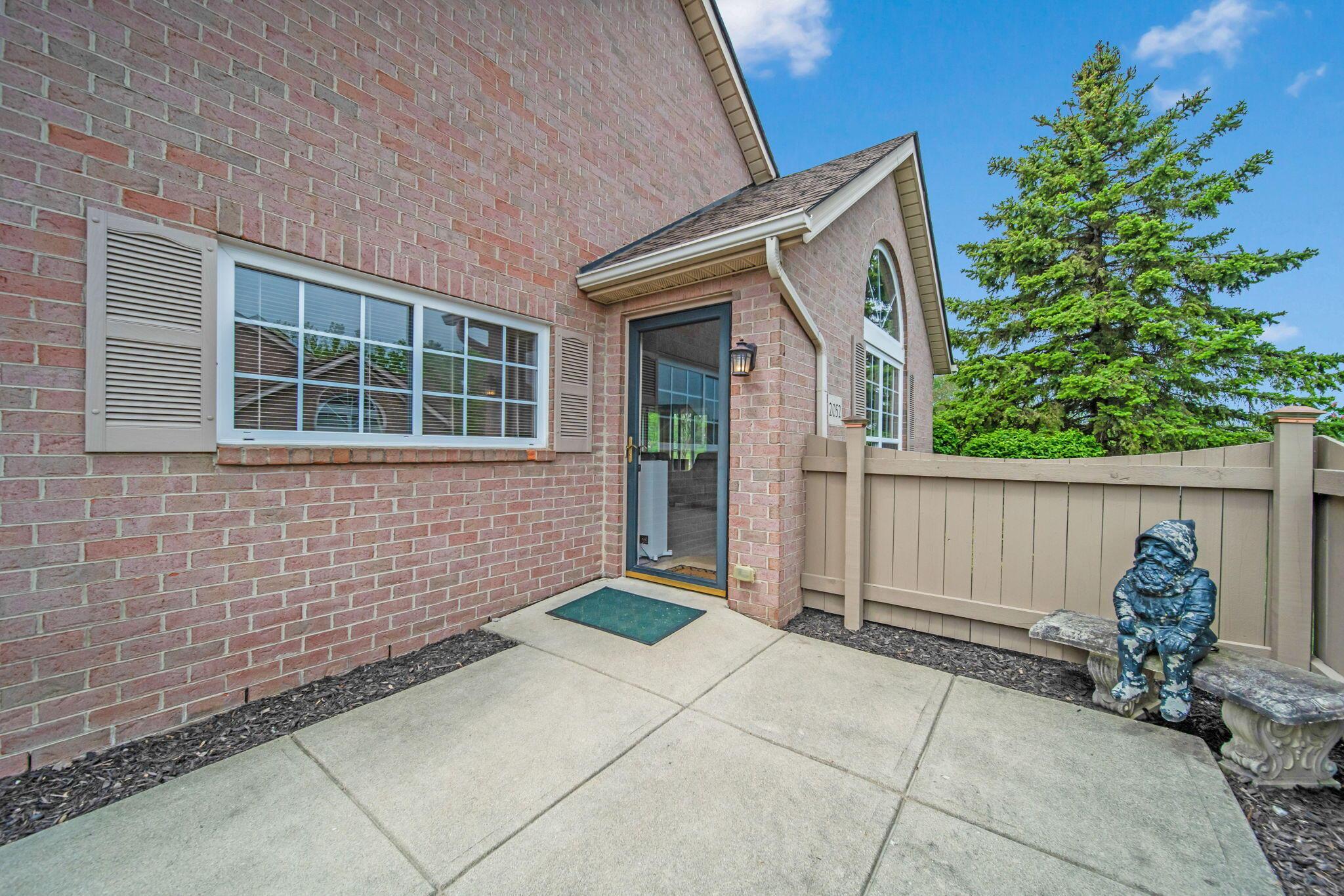 2052 Farmbrook Circle, Grove City, Ohio image 8