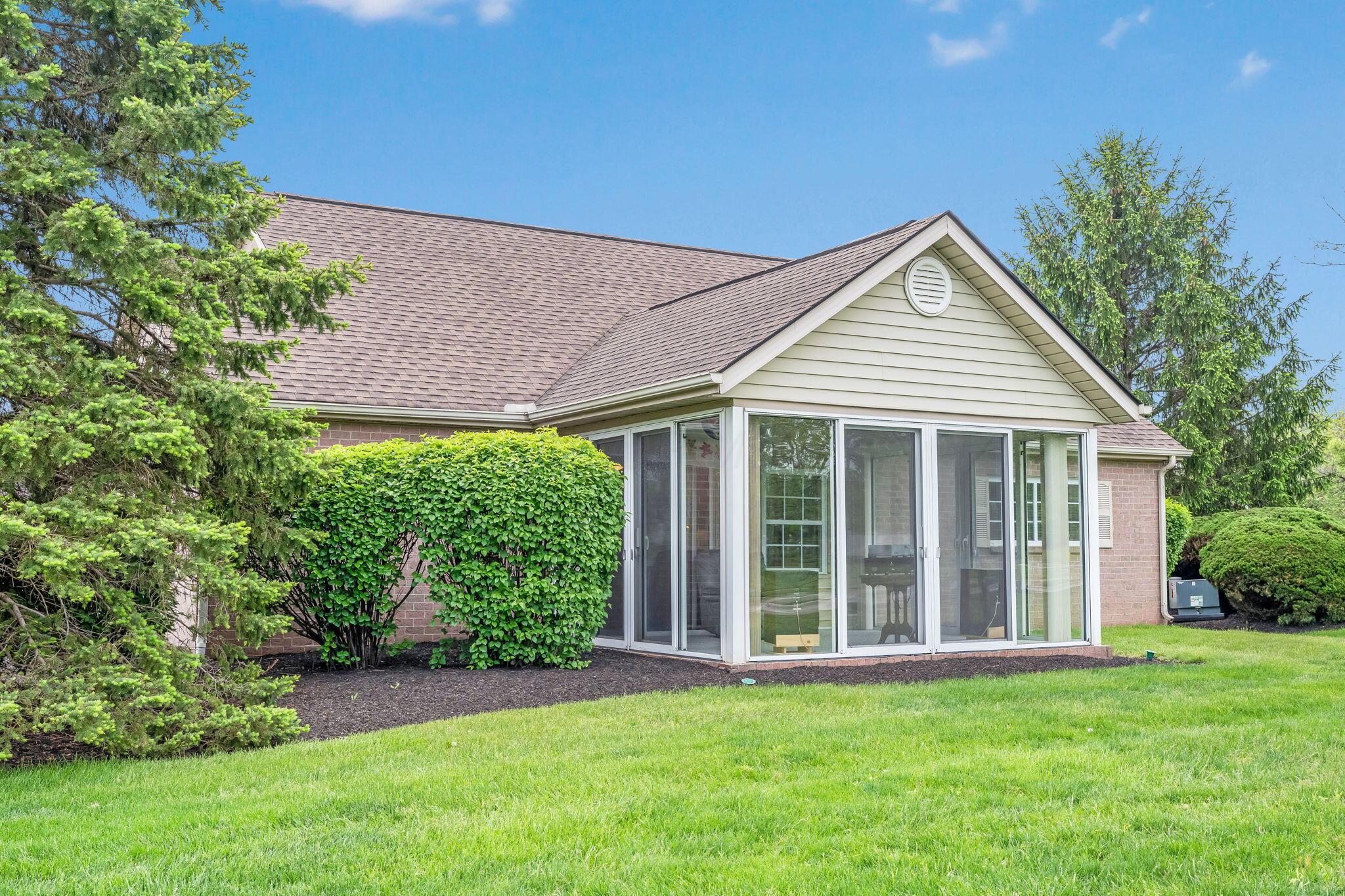 2052 Farmbrook Circle, Grove City, Ohio image 11