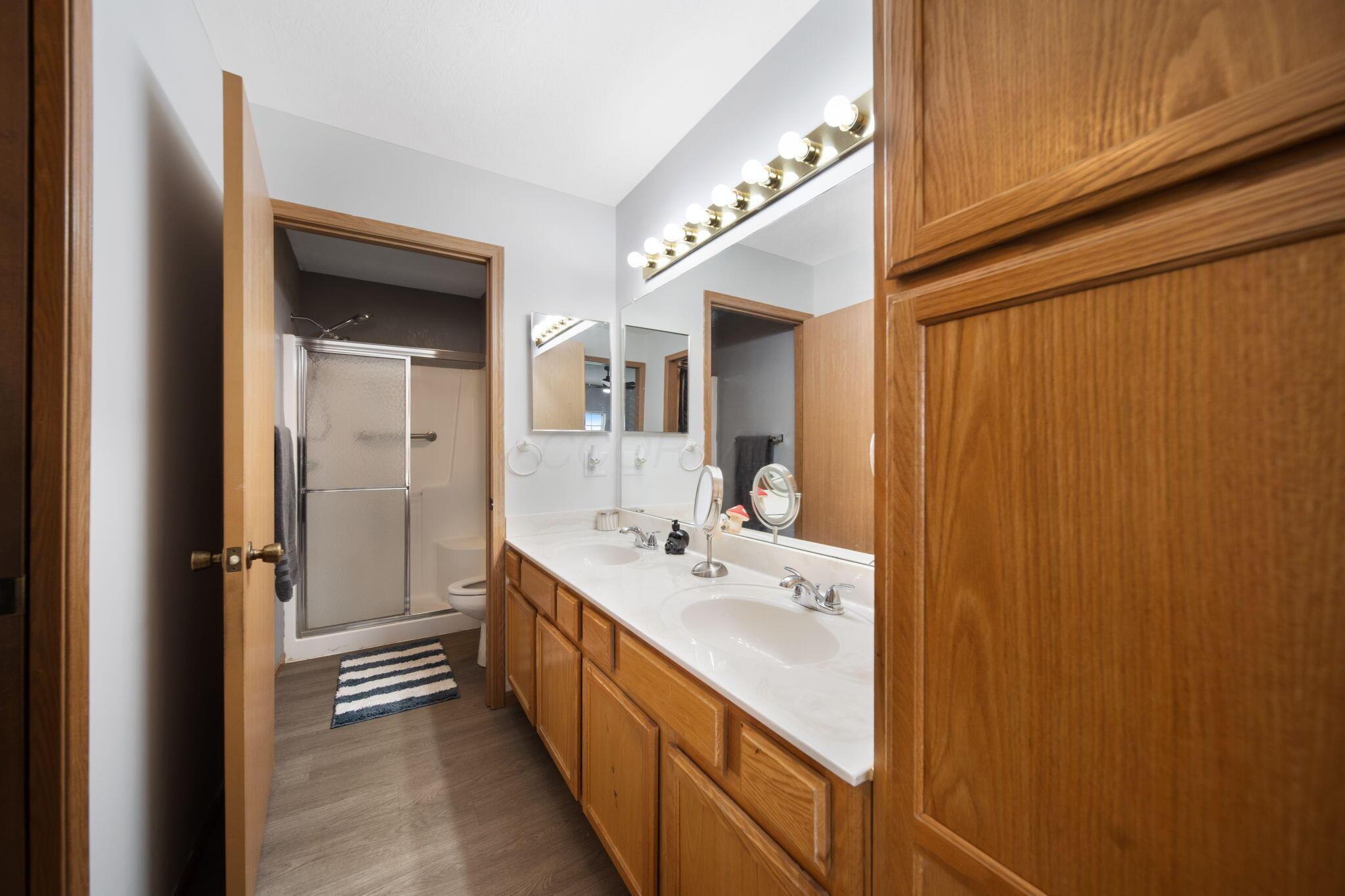 2052 Farmbrook Circle, Grove City, Ohio image 37