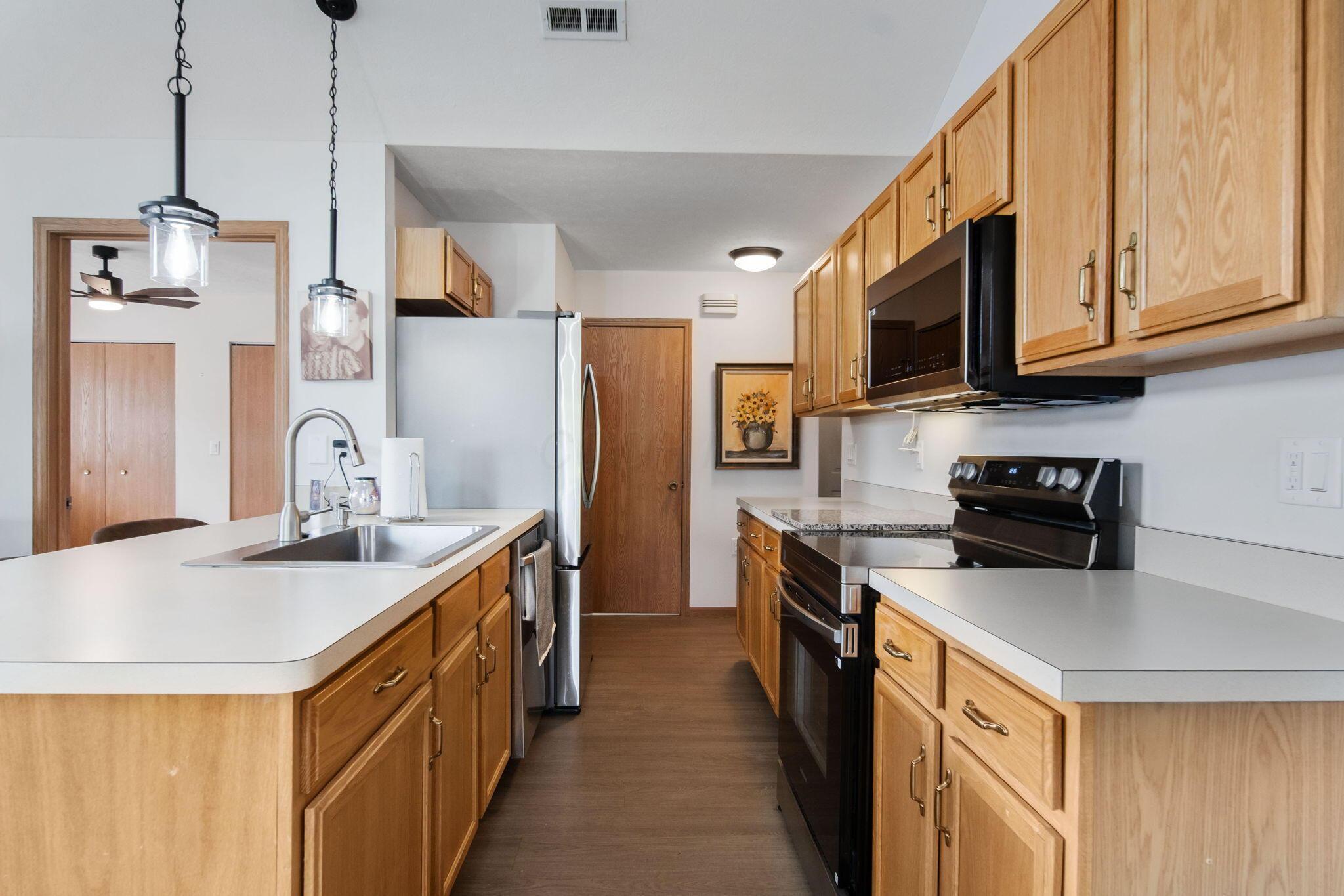 2052 Farmbrook Circle, Grove City, Ohio image 18
