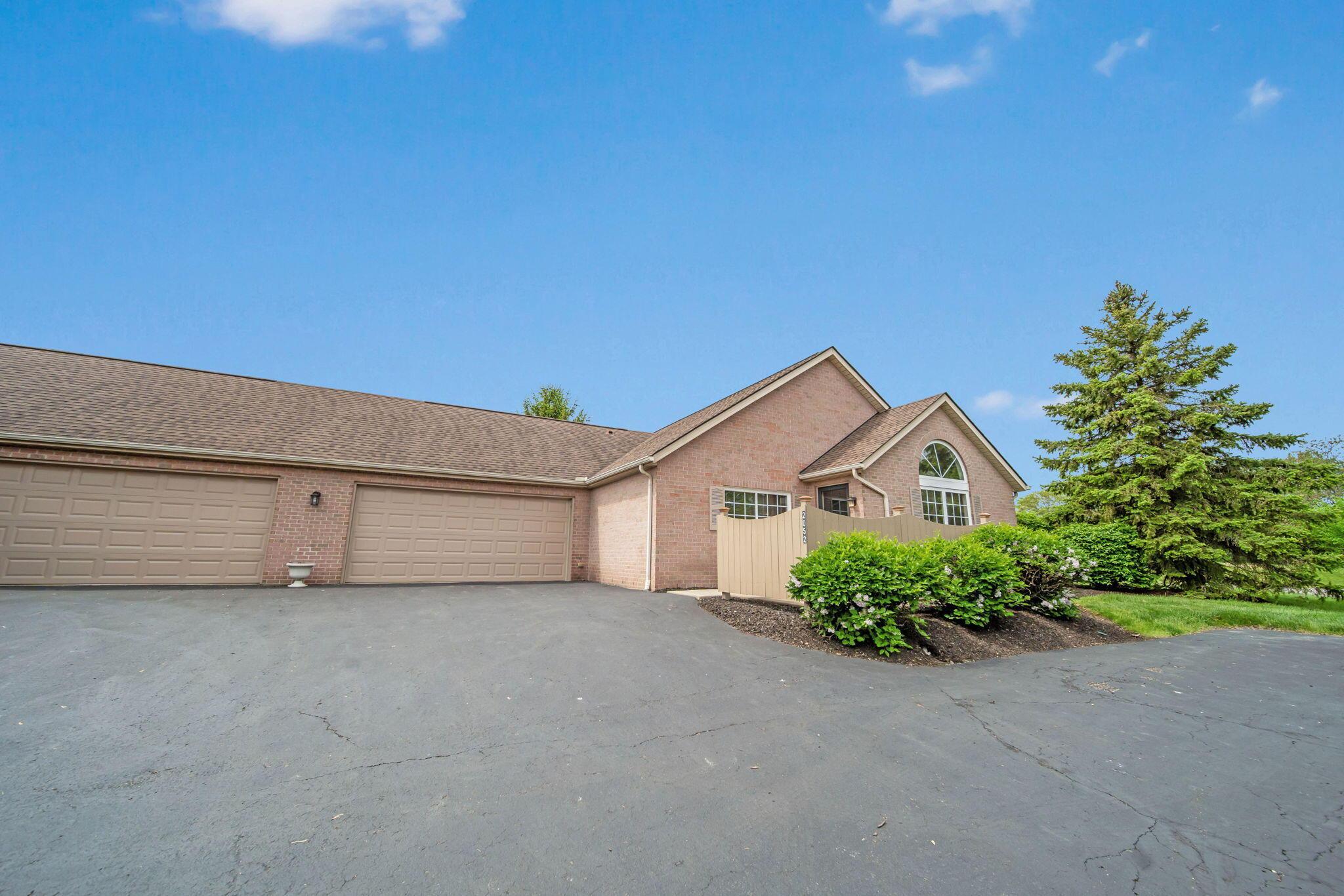 2052 Farmbrook Circle, Grove City, Ohio image 4