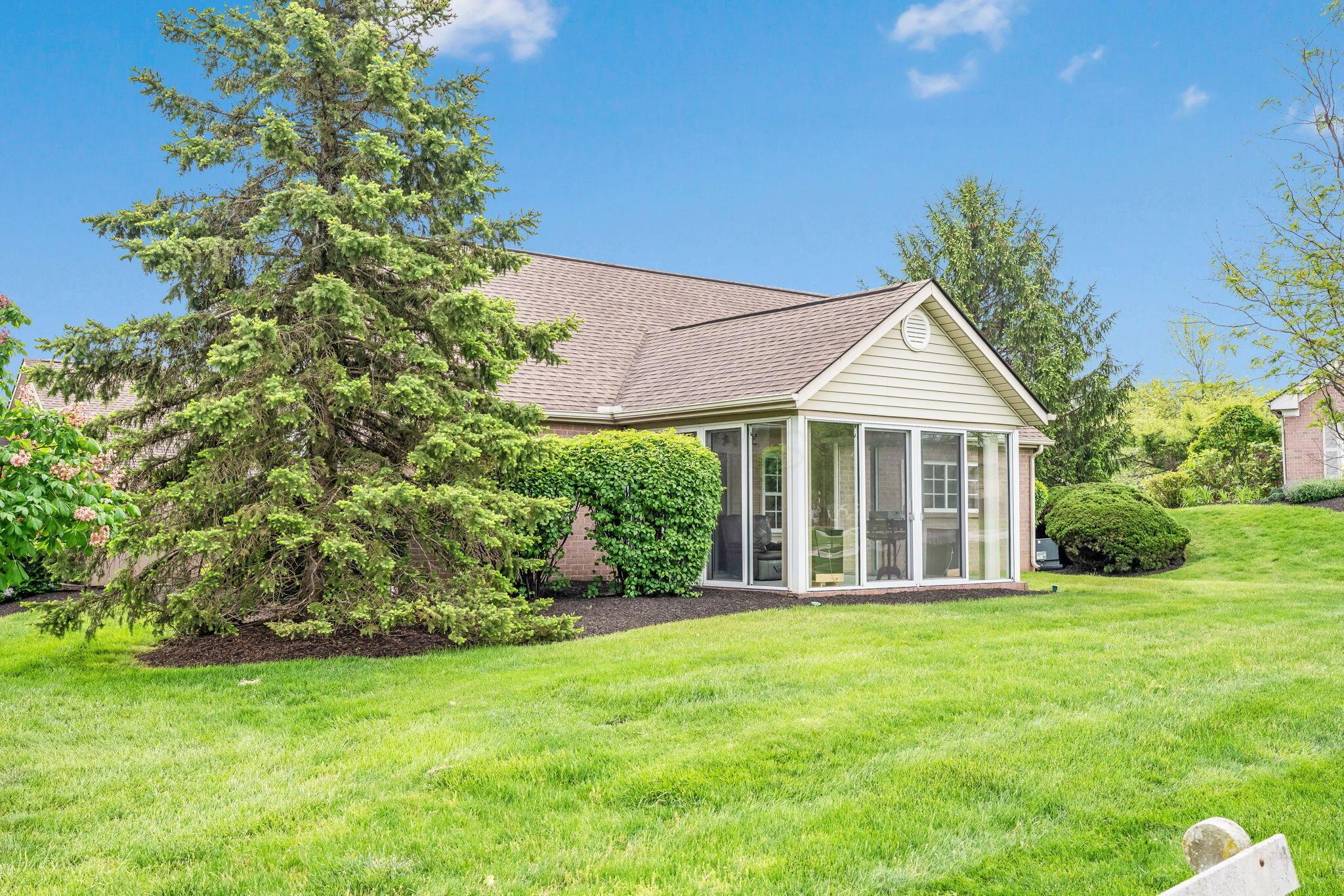 2052 Farmbrook Circle, Grove City, Ohio image 15