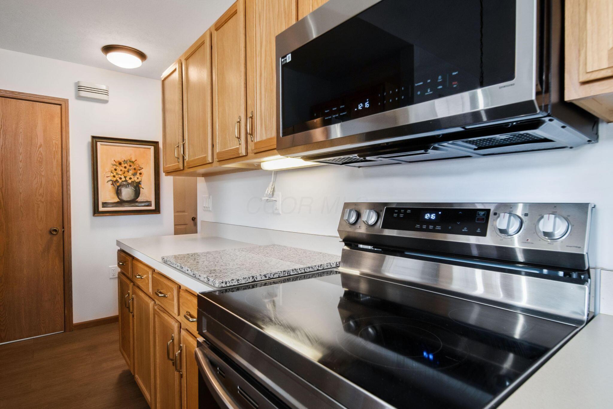 2052 Farmbrook Circle, Grove City, Ohio image 16