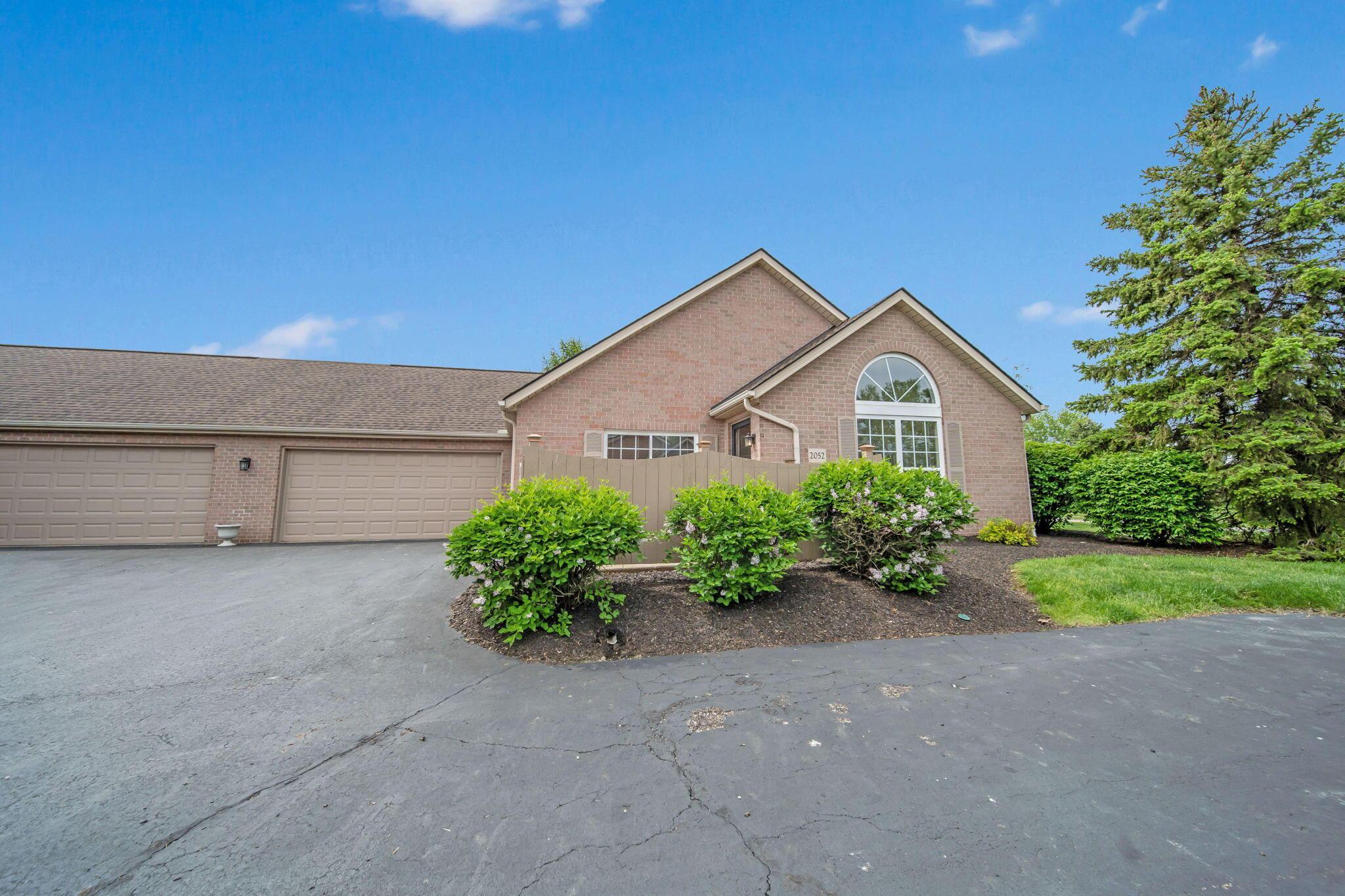 2052 Farmbrook Circle, Grove City, Ohio image 2