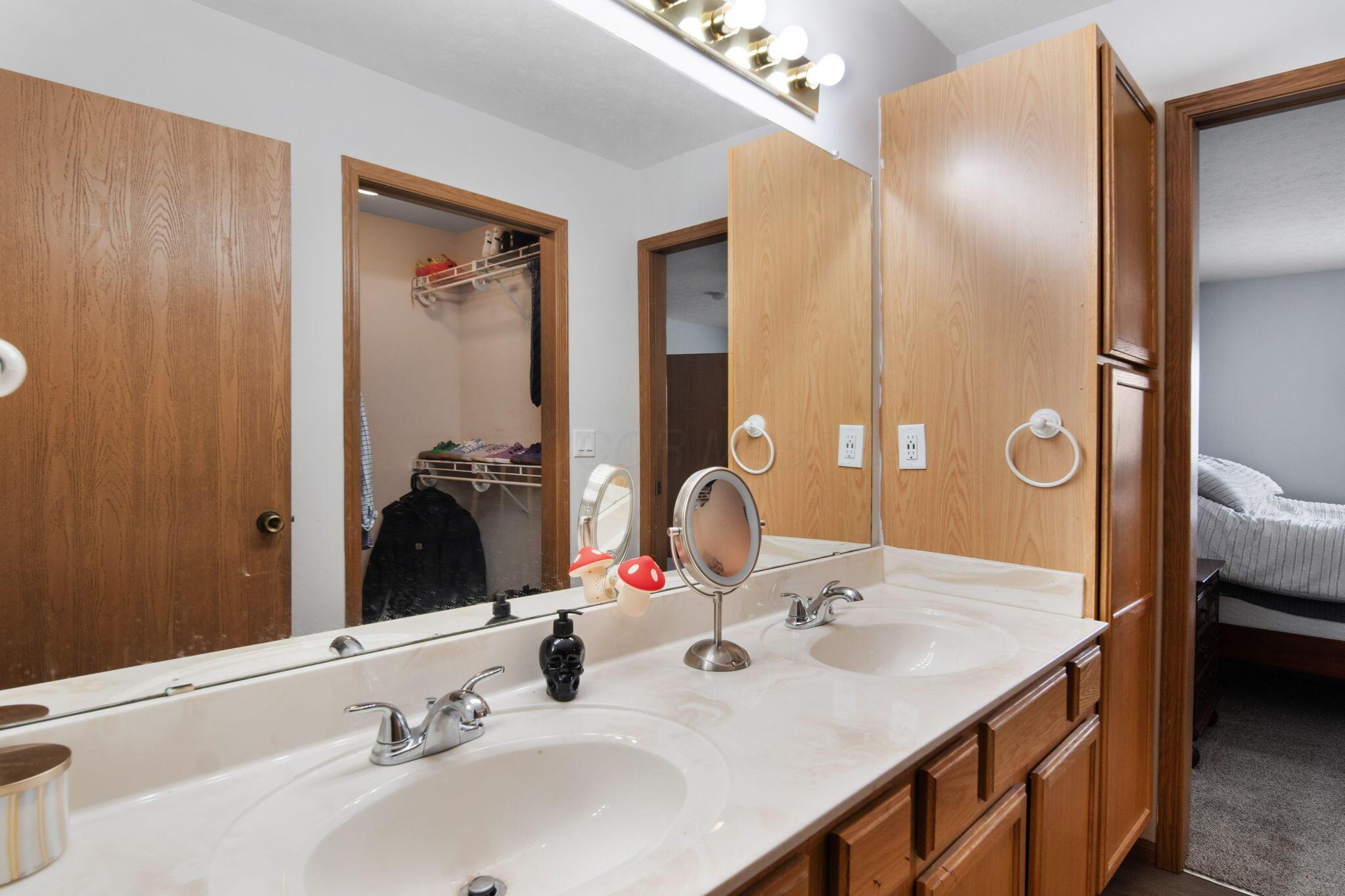 2052 Farmbrook Circle, Grove City, Ohio image 40
