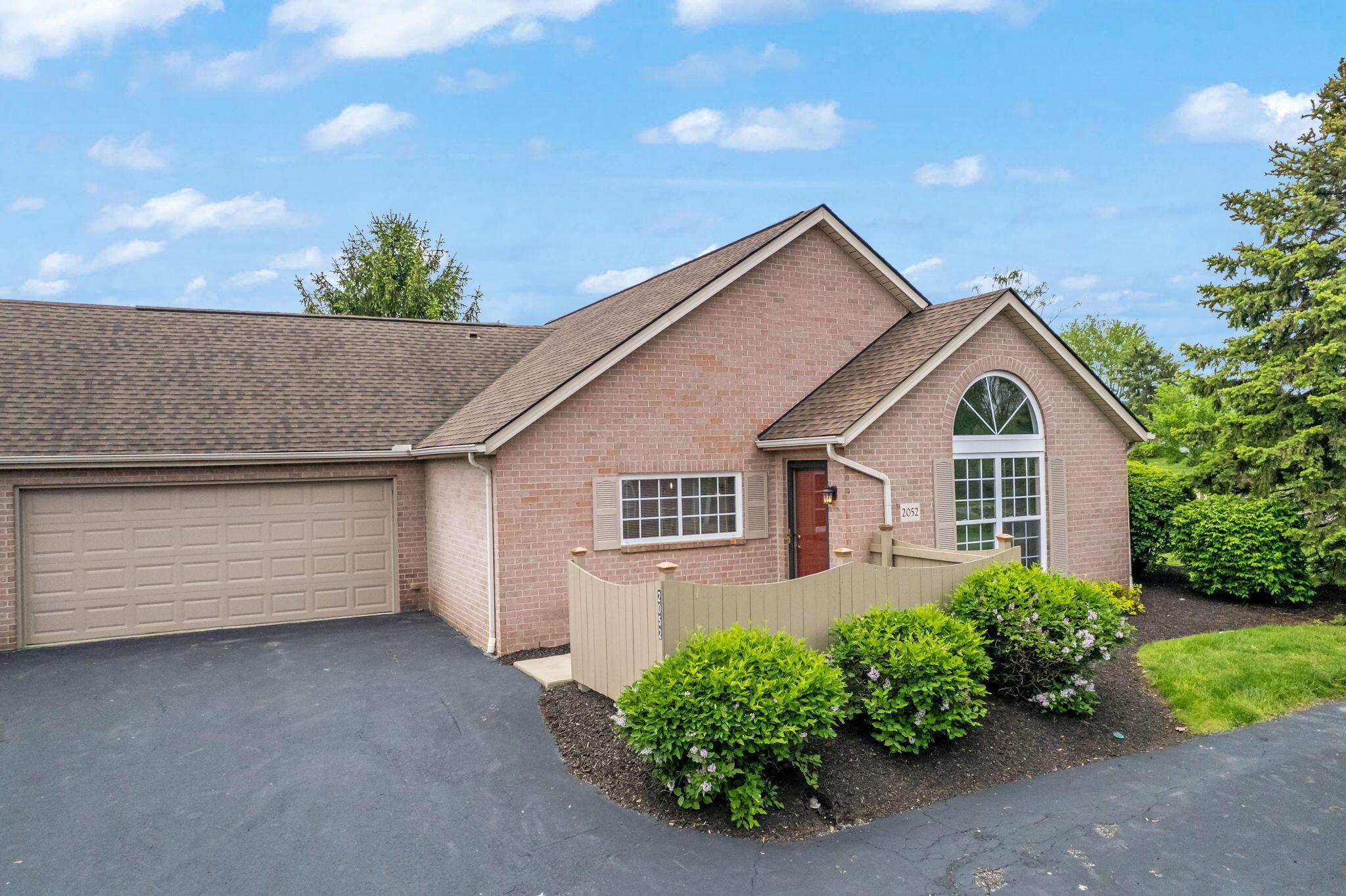 2052 Farmbrook Circle, Grove City, Ohio image 1