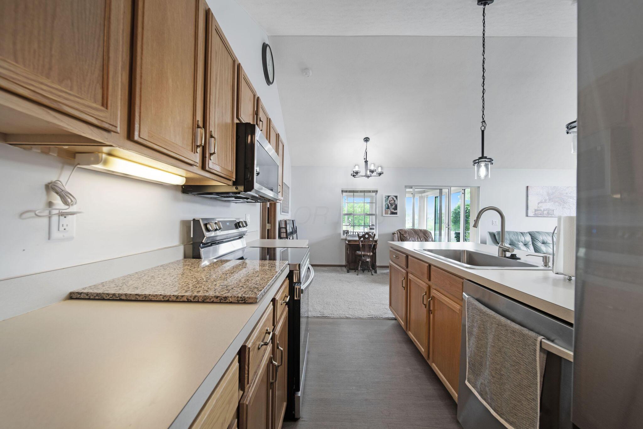 2052 Farmbrook Circle, Grove City, Ohio image 24