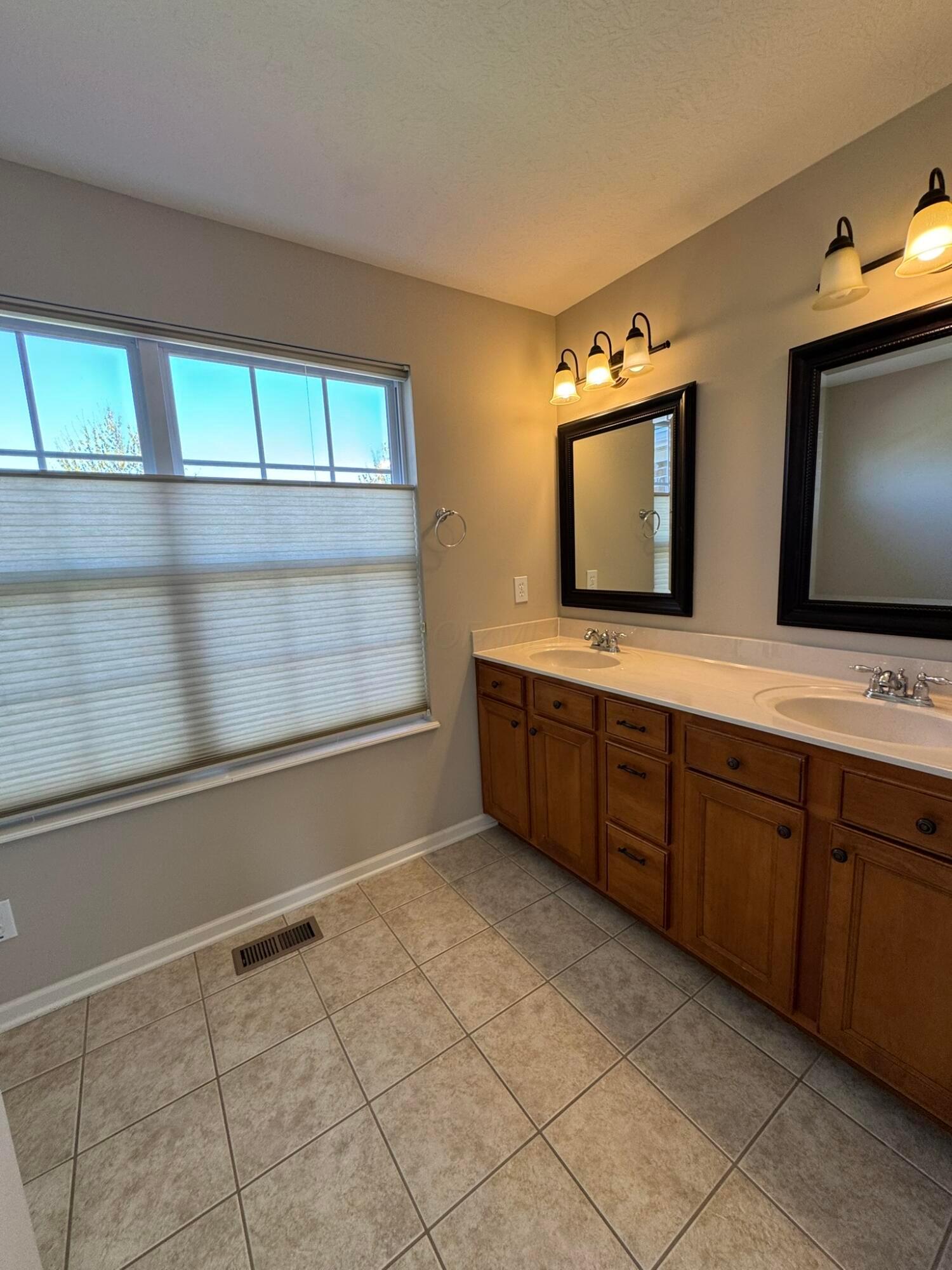 8282 Tricia Price Drive, Powell, Ohio image 33