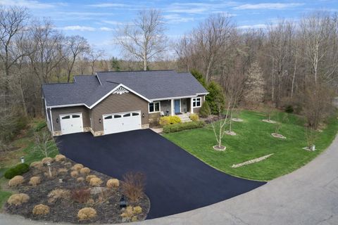 Photo of 924 Wagner Drive SW, Lancaster, OH 43130 (MLS # 226009034)