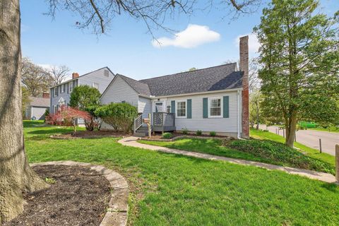 Photo of 205 W Henderson Road, Columbus, OH 43214 (MLS # 226010742)