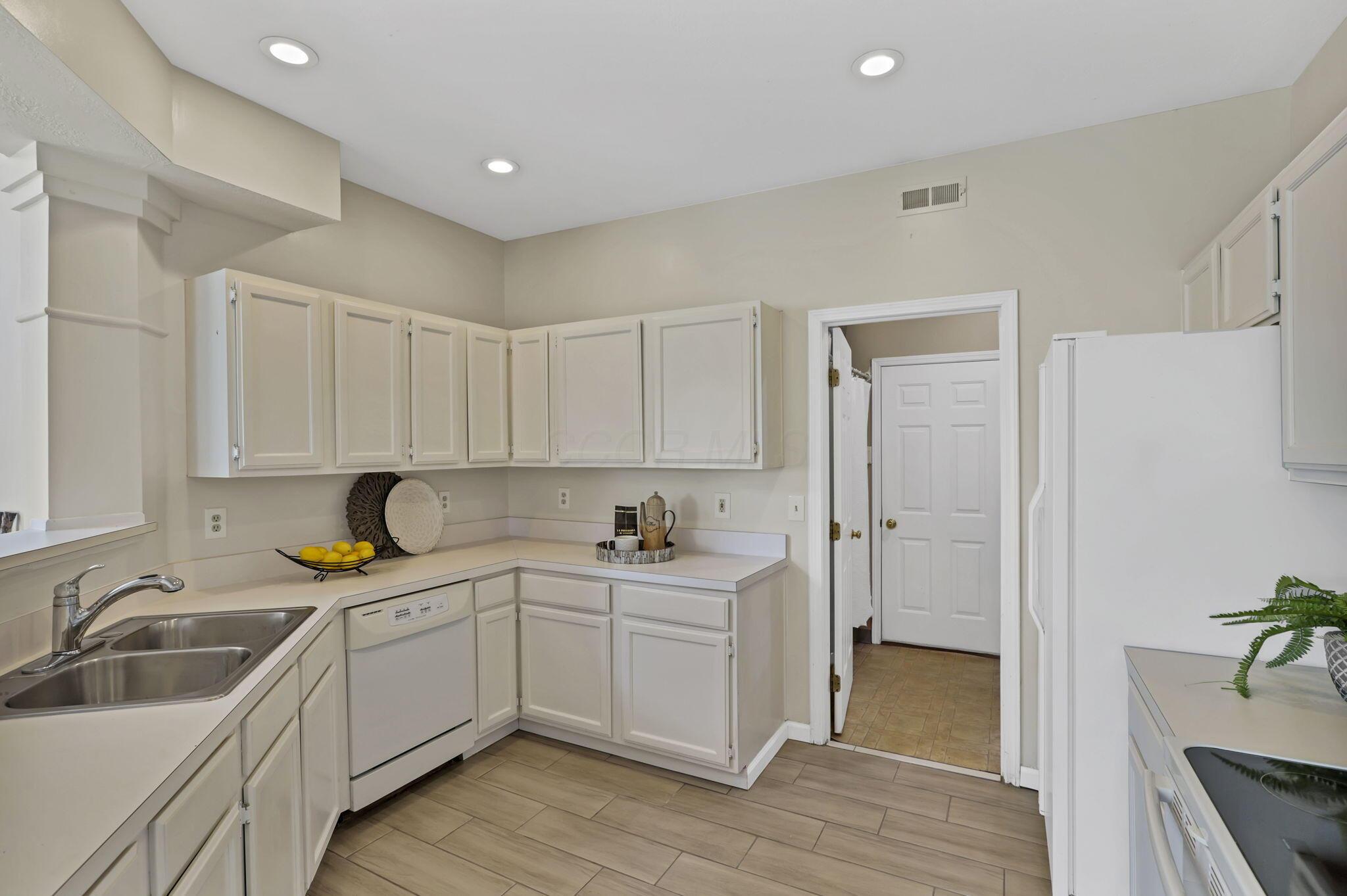 2498 Swan Drive, Grove City, Ohio image 8