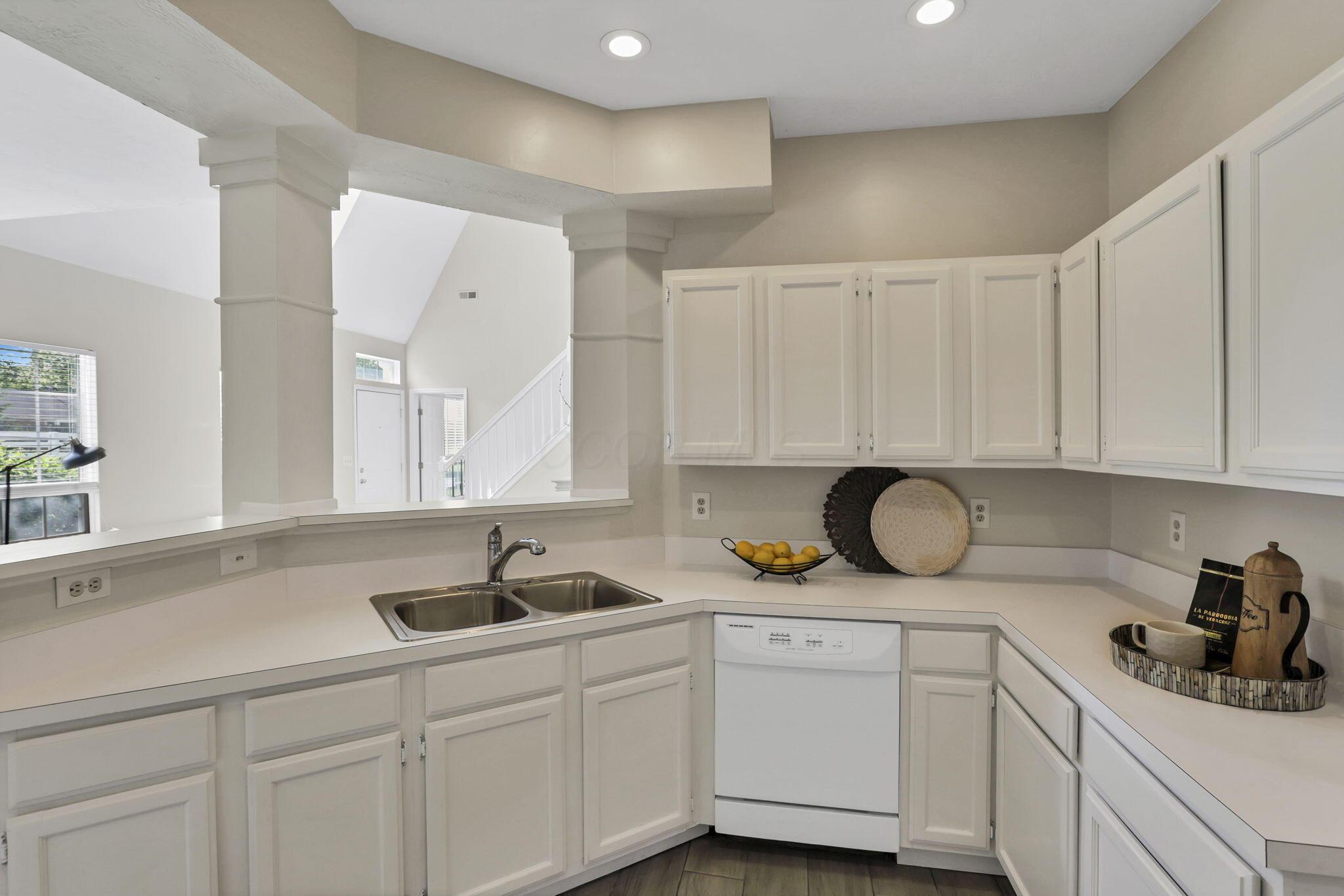 2498 Swan Drive, Grove City, Ohio image 10