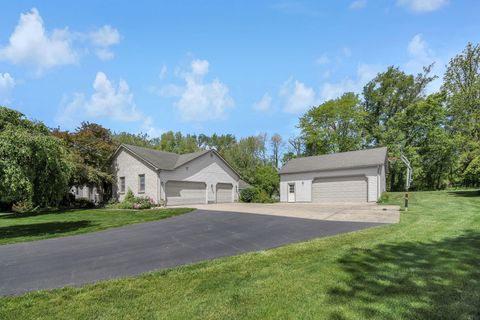Photo of 164 Canyon Villa Drive, Hebron, OH 43025 (MLS # 226016563)