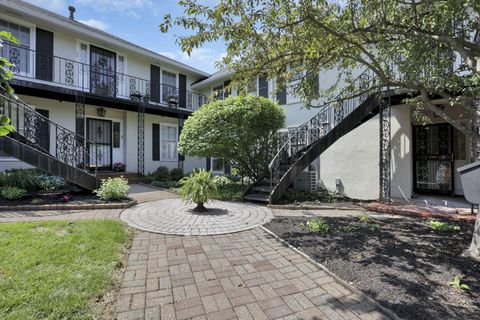 Photo of 1631 Roxbury Road B6 #B6, Columbus, OH 43212 (MLS # 226011873)