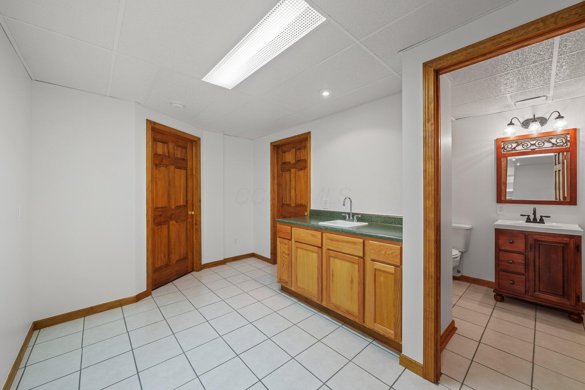 2467 Marthas Wood, Grove City, Ohio image 46