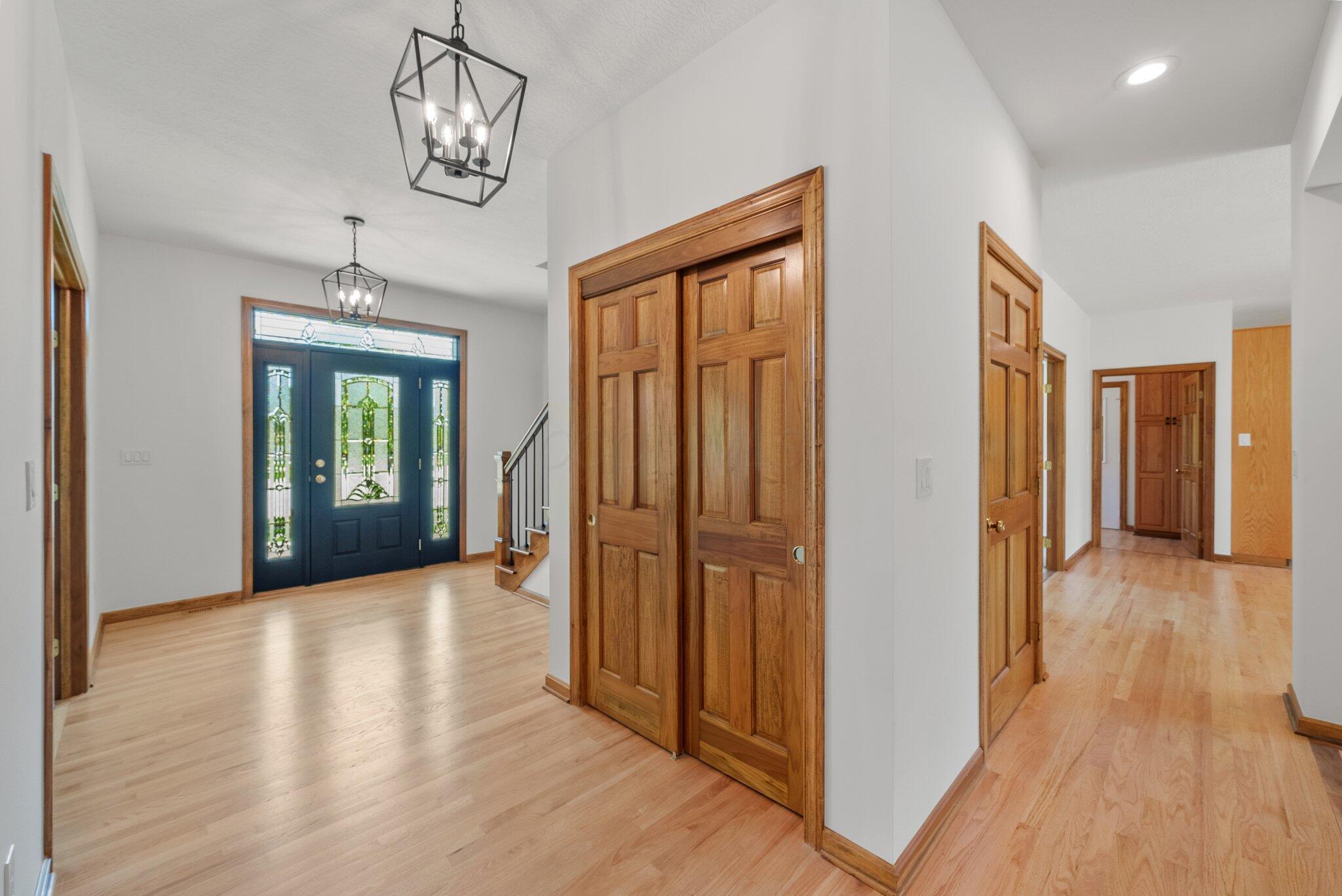 2467 Marthas Wood, Grove City, Ohio image 8