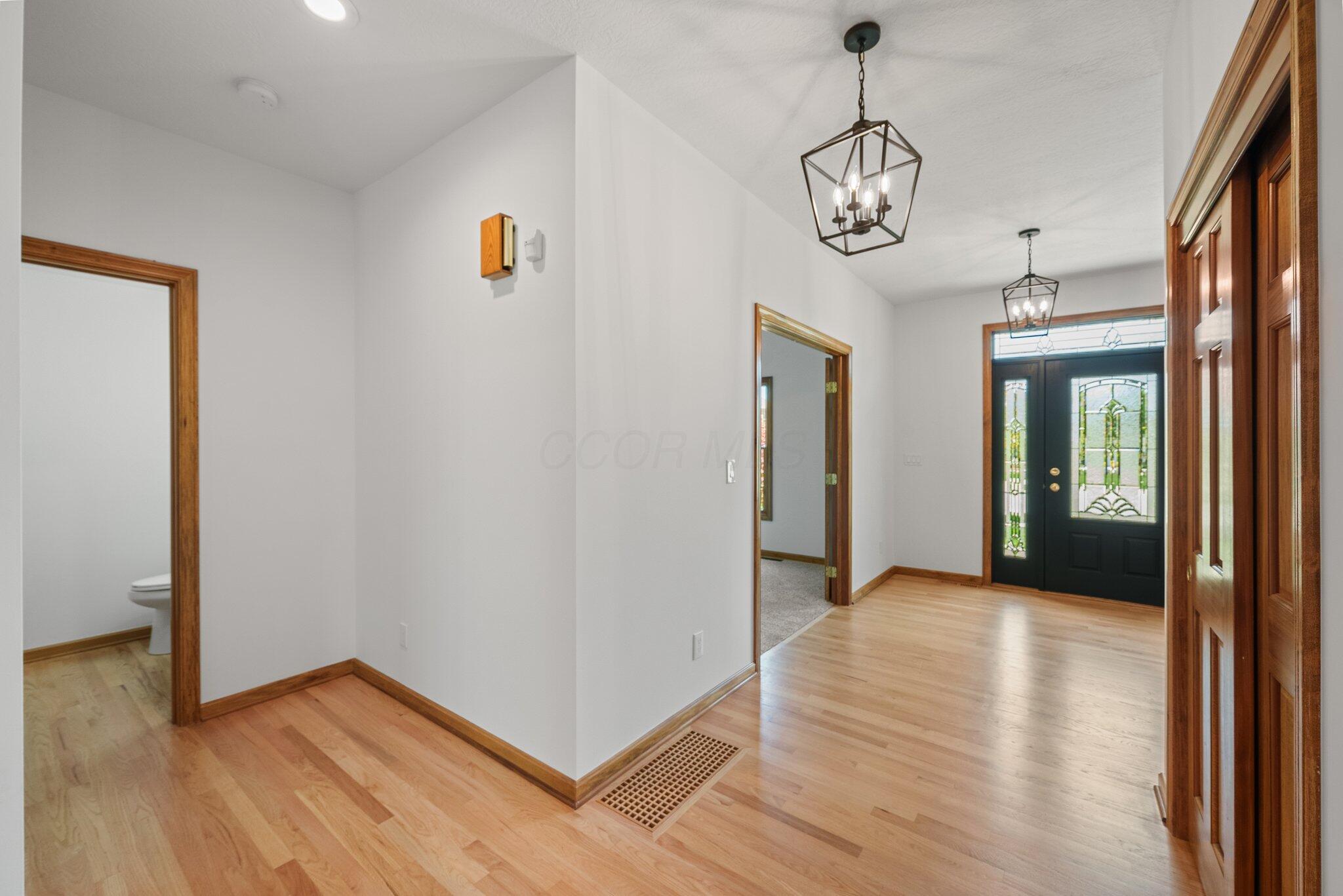 2467 Marthas Wood, Grove City, Ohio image 9