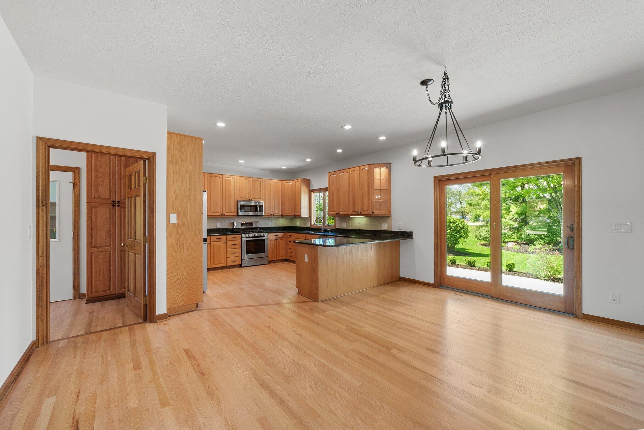 2467 Marthas Wood, Grove City, Ohio image 17