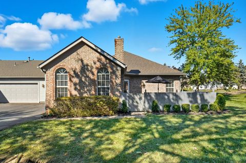Photo of 301 Villa Oaks Lane, Columbus, OH 43230 (MLS # 225037385)