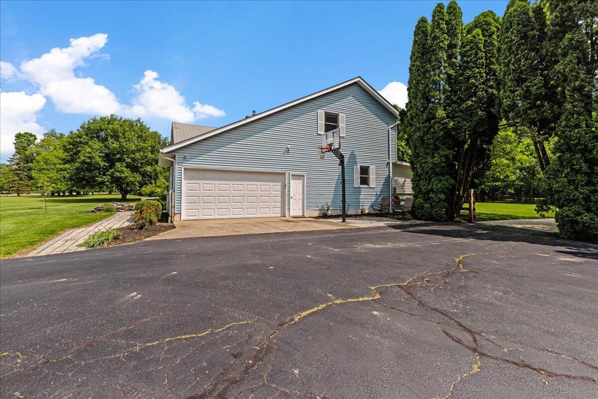 1205 Holton Road, Grove City, Ohio image 3