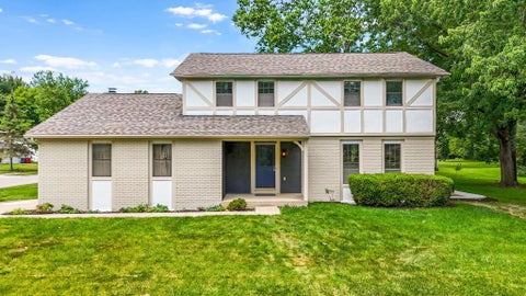 Photo of 7010 Rockwoods Place, Worthington, OH 43085 (MLS # 226025130)