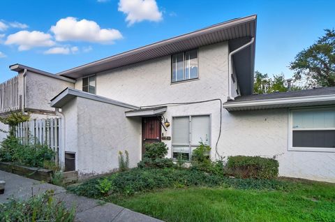 Photo of 3847 Lamarque Court 18F #18F, Columbus, OH 43232 (MLS # 225038393)