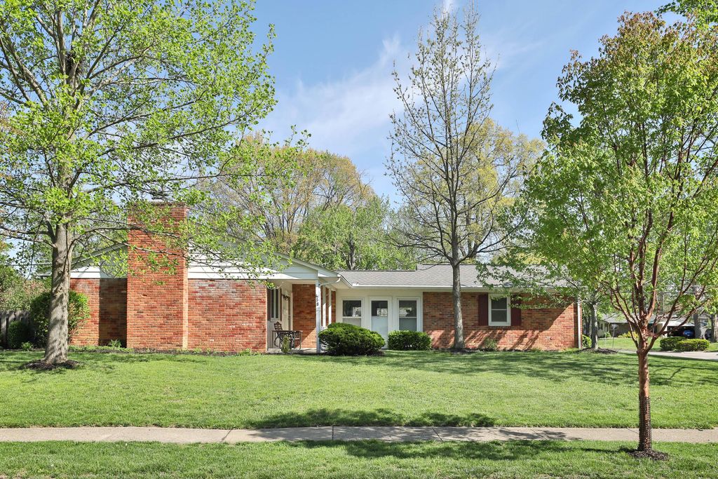 Photo of 418 Pittsfield Drive, Worthington, OH 43085 (MLS # 226013413)