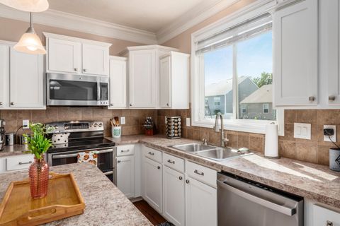 Tiny photo for 349 Ravensdale Place, Galloway, OH 43119 (MLS # 225037287)