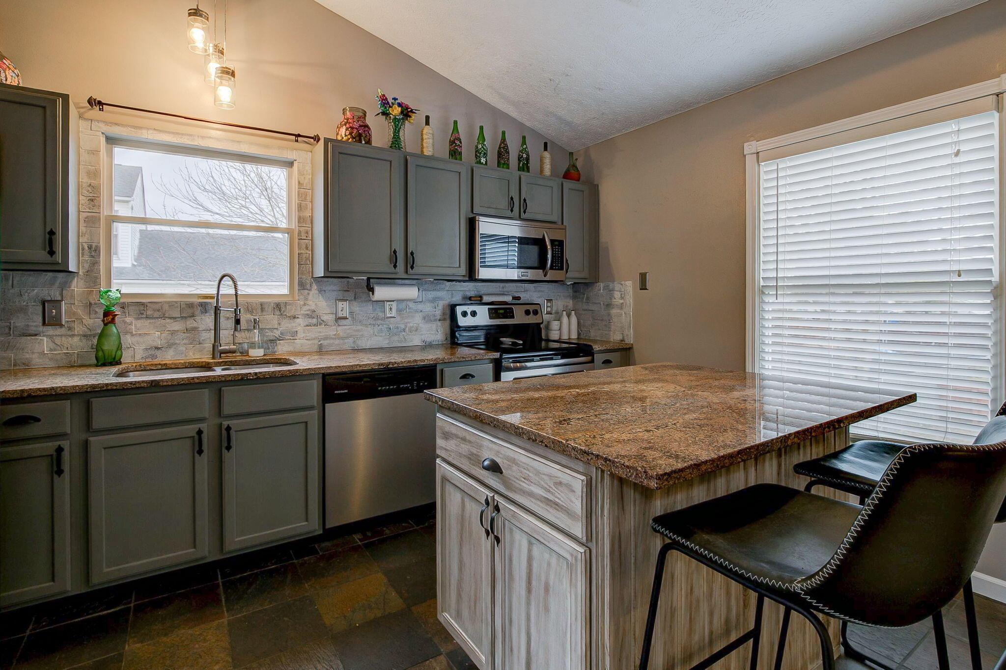 5653 English Rose Drive, Galloway, Ohio image 8