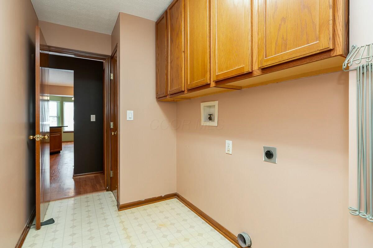 8956 Kingsley Drive, Reynoldsburg, Ohio image 32