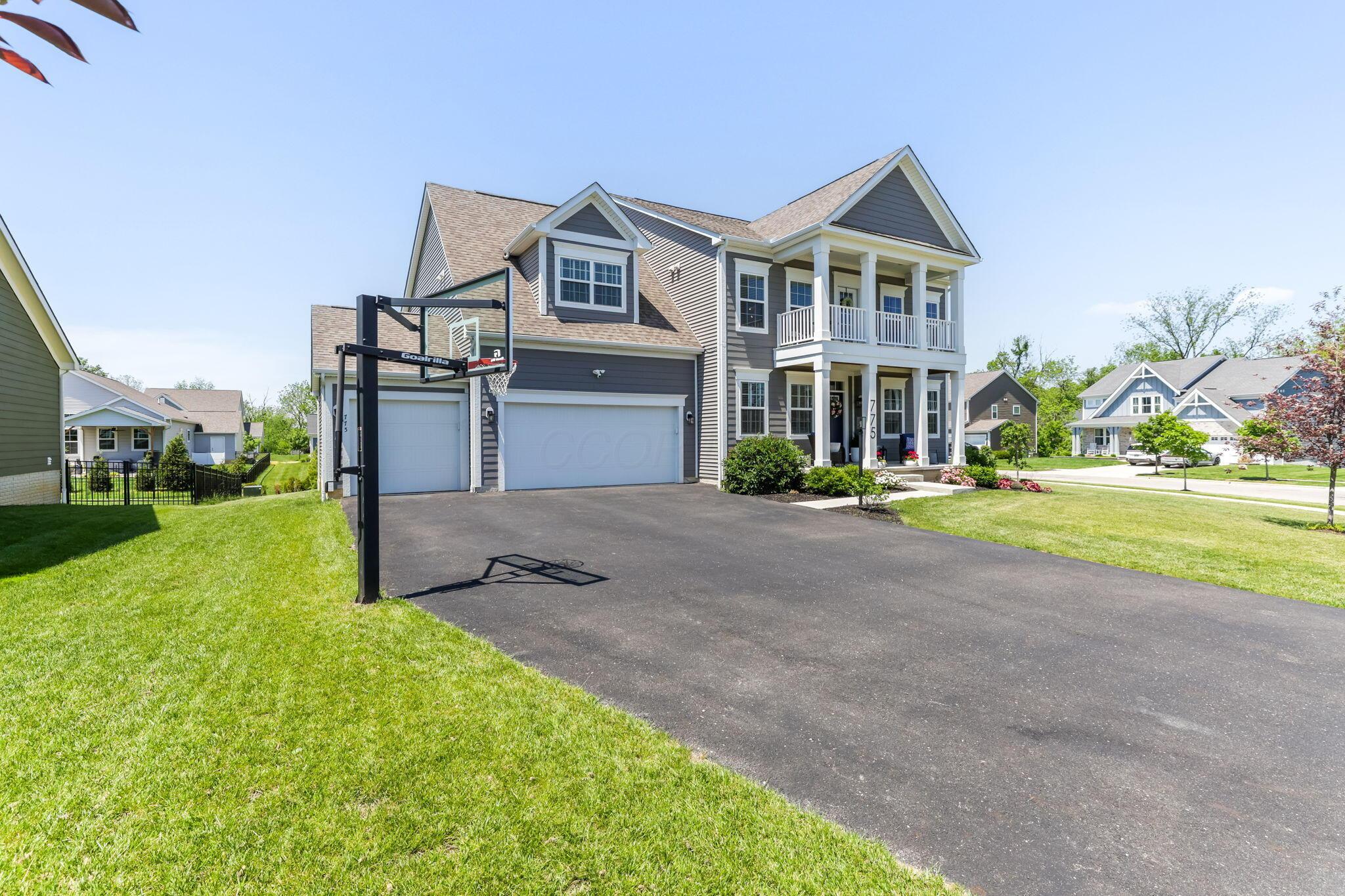 775 Wharncliff Loop