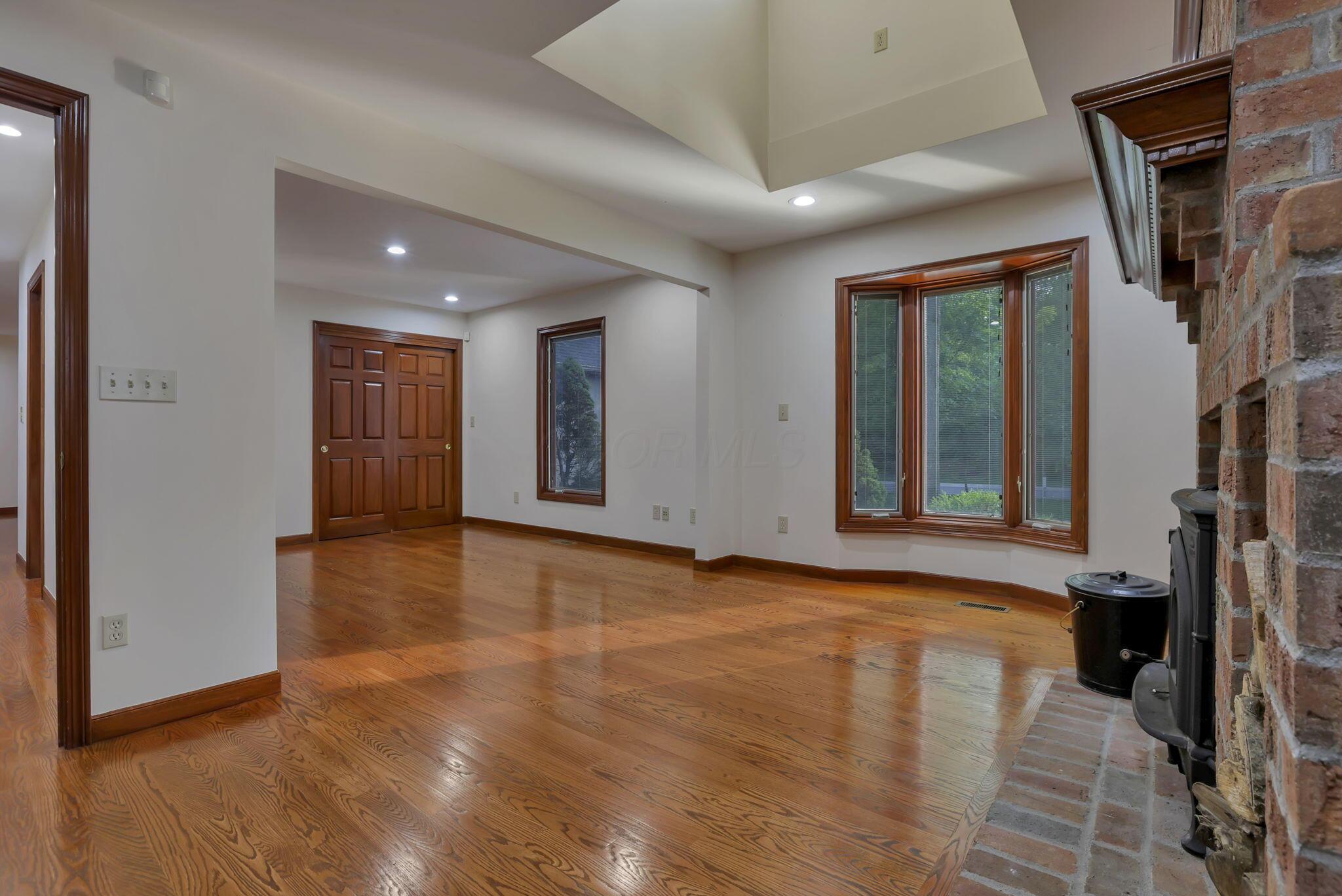 Westerville, Ohio 43081, United States, 4 Bedrooms Bedrooms, ,4 BathroomsBathrooms,Residential,Contingent,154374