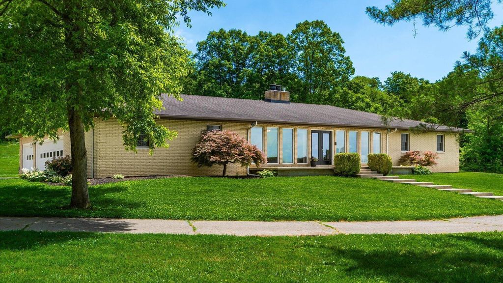 Photo of 255 Briarwood Drive, Newark, OH 43055 (MLS # 226023113)