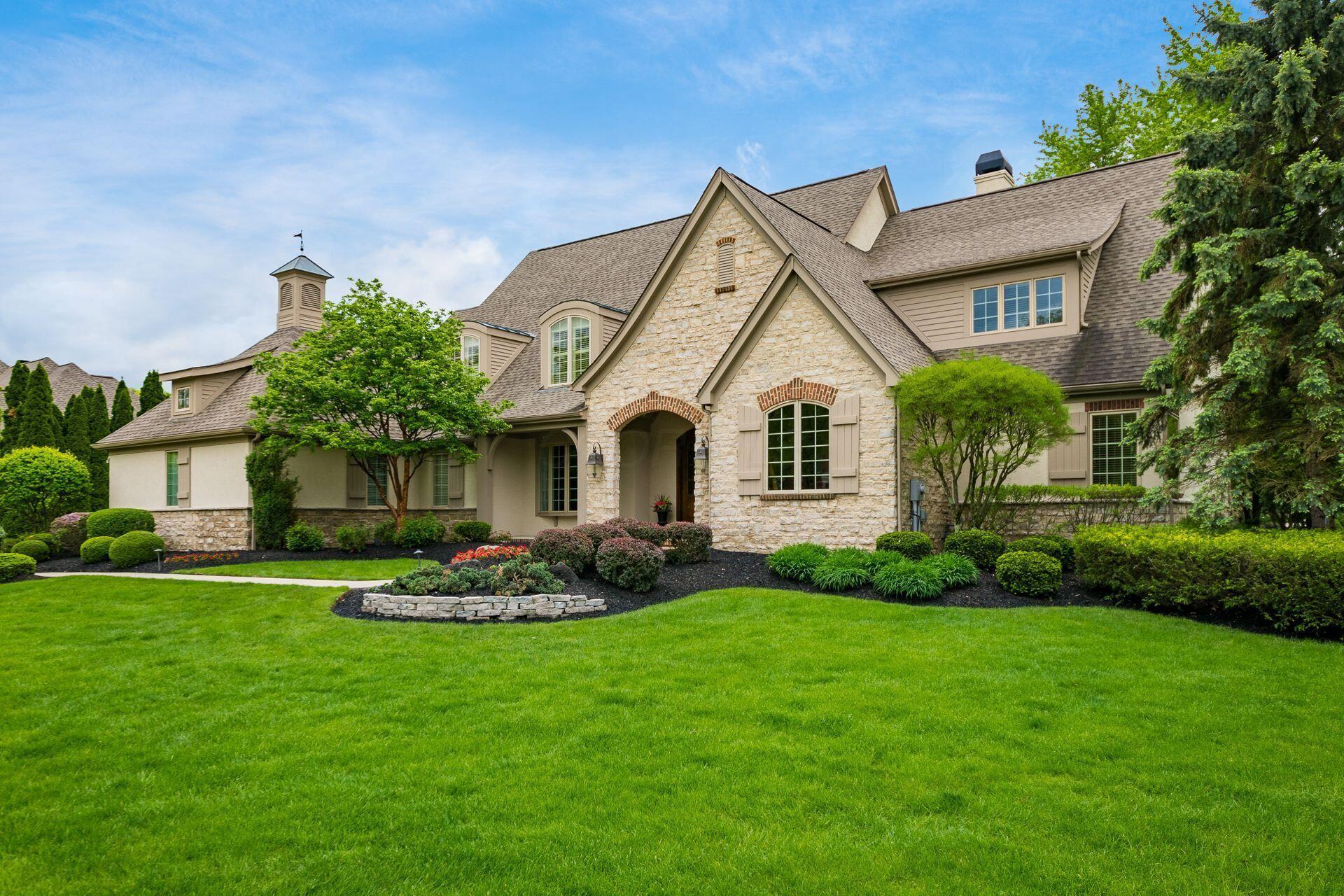 6835 Macneil Drive, Dublin, Ohio image 1