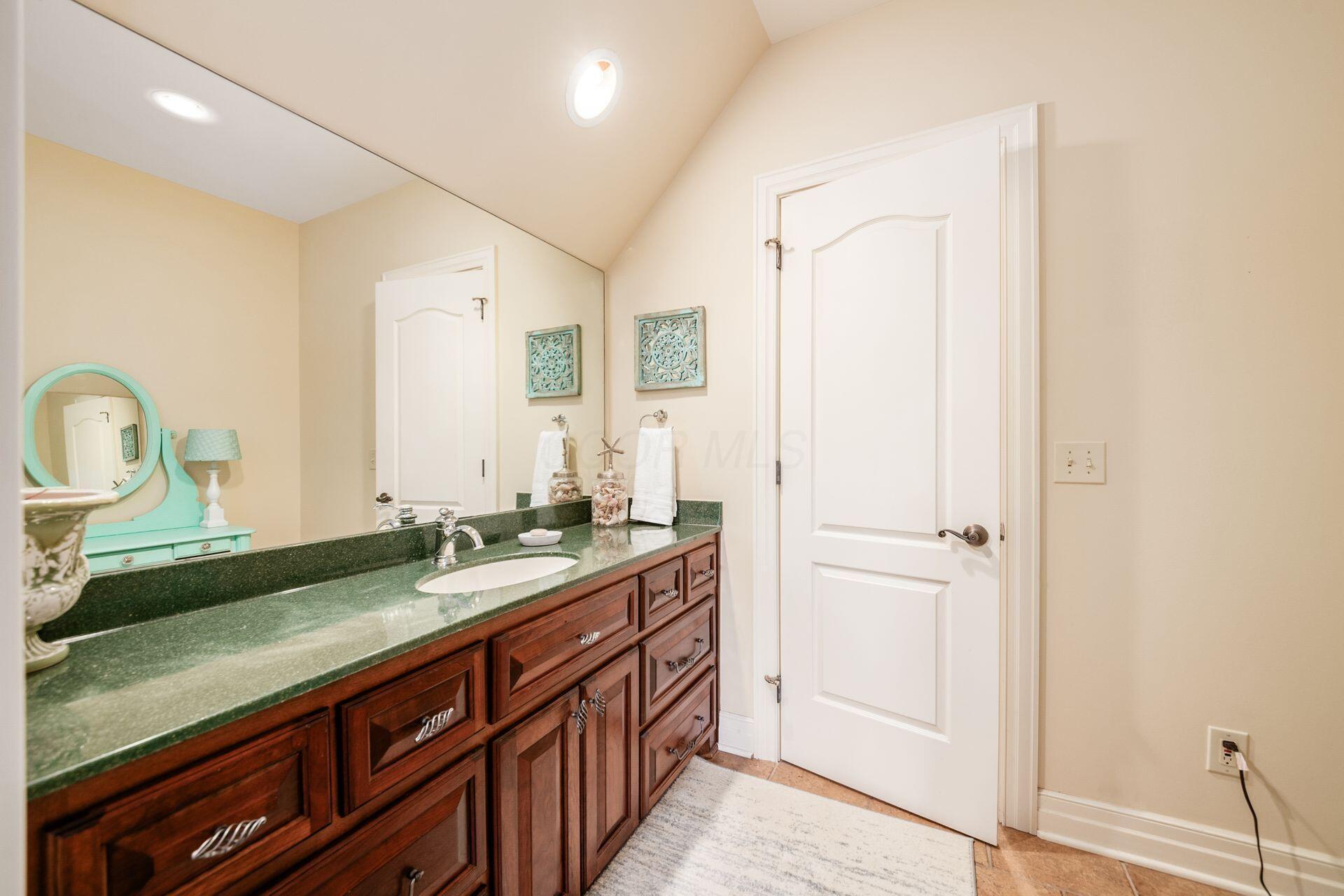 6835 Macneil Drive, Dublin, Ohio image 38