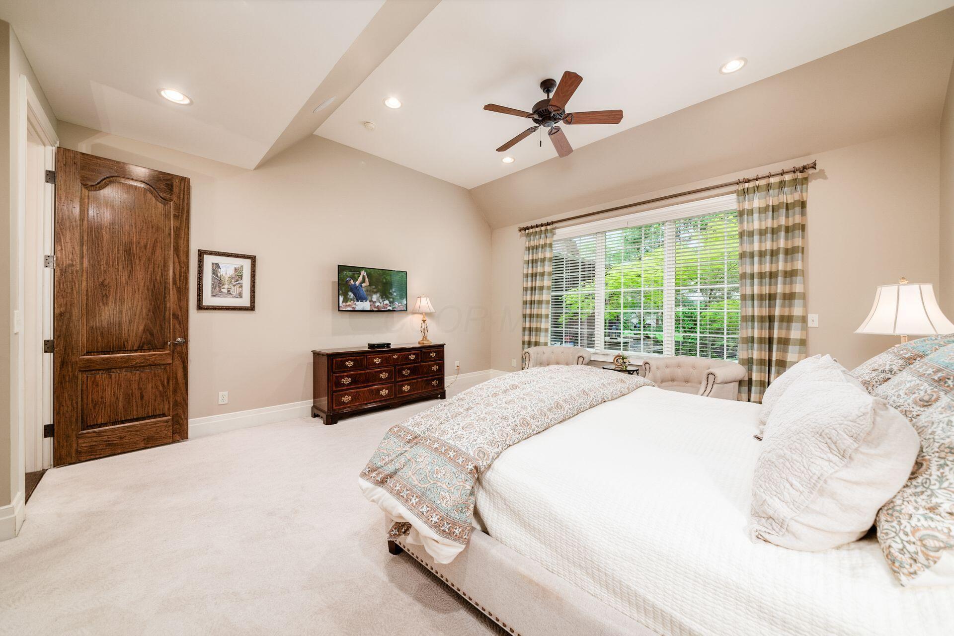 6835 Macneil Drive, Dublin, Ohio image 24