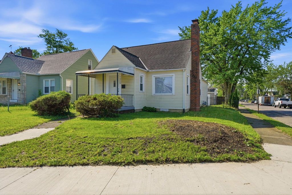 Photo of 1329 E Hudson Street, Columbus, OH 43211 (MLS # 226013596)