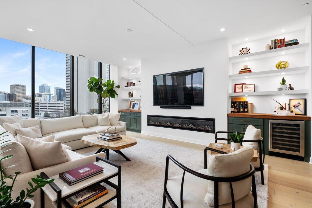 250 W Spring Street 716