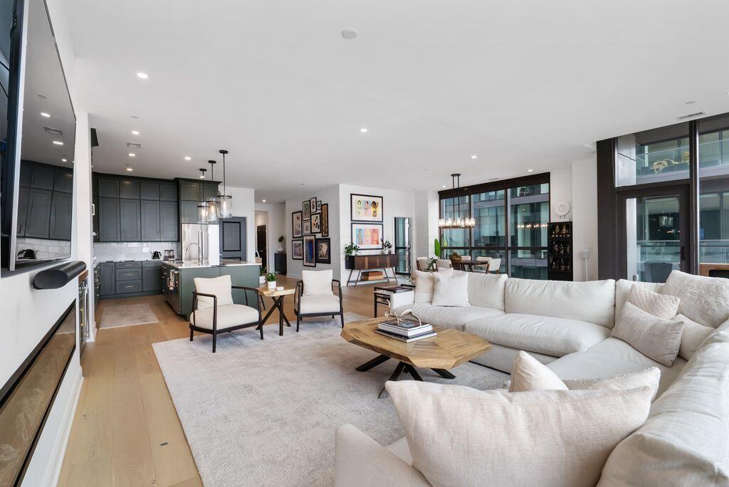 250 W Spring Street 716